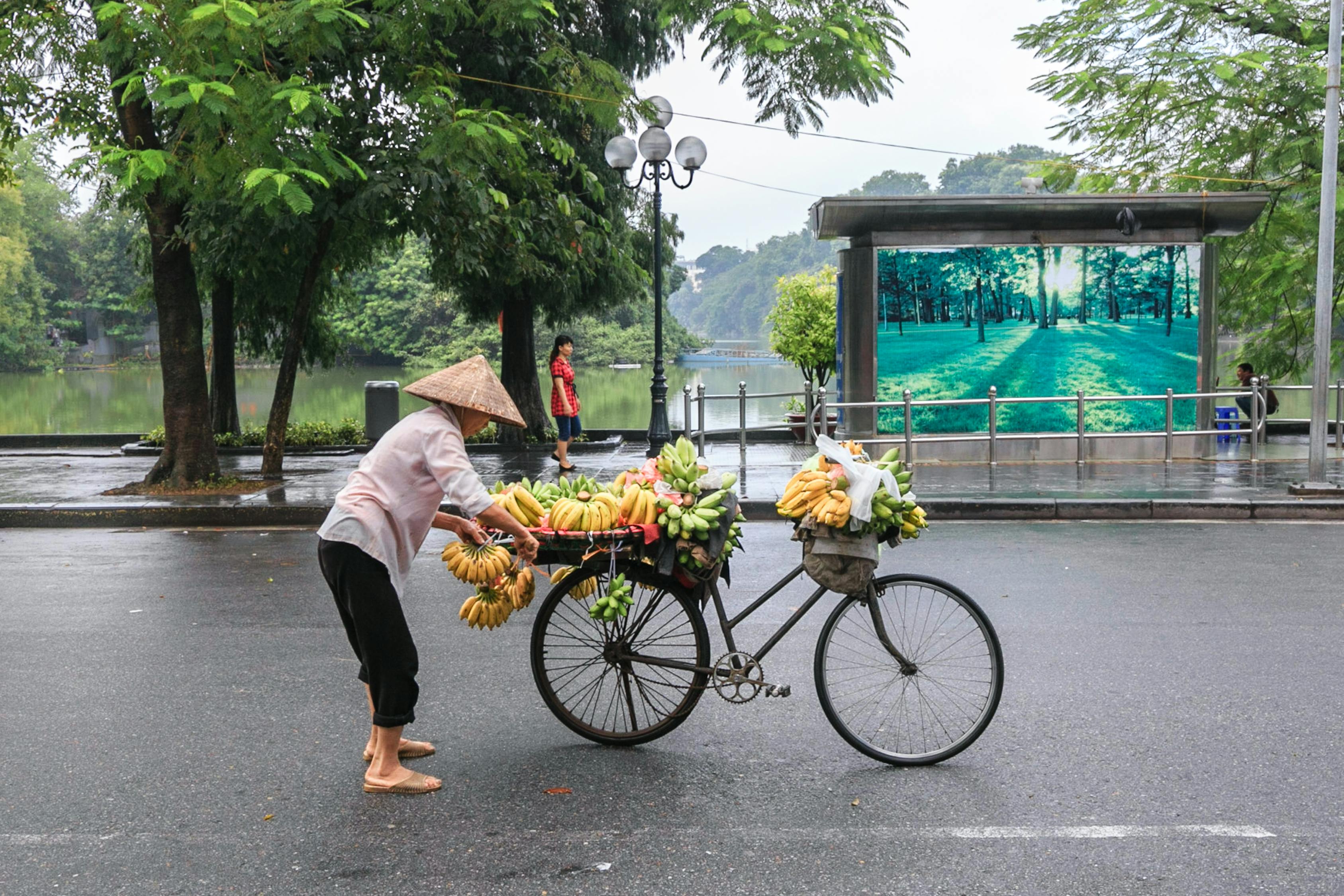 店主不在场，城管执法引发水果筐乱扔事件