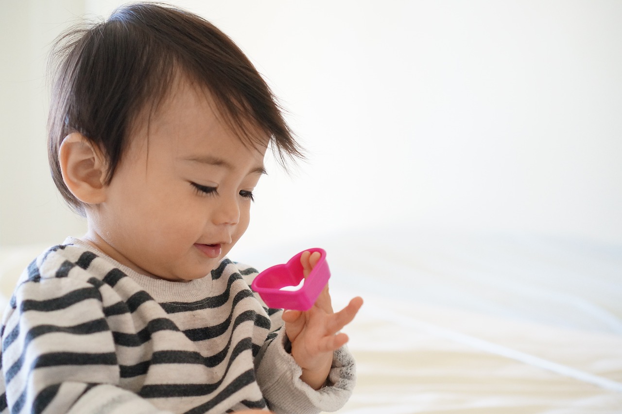 警方回应，两女子将哭闹幼童关飞机厕所事件深度解析